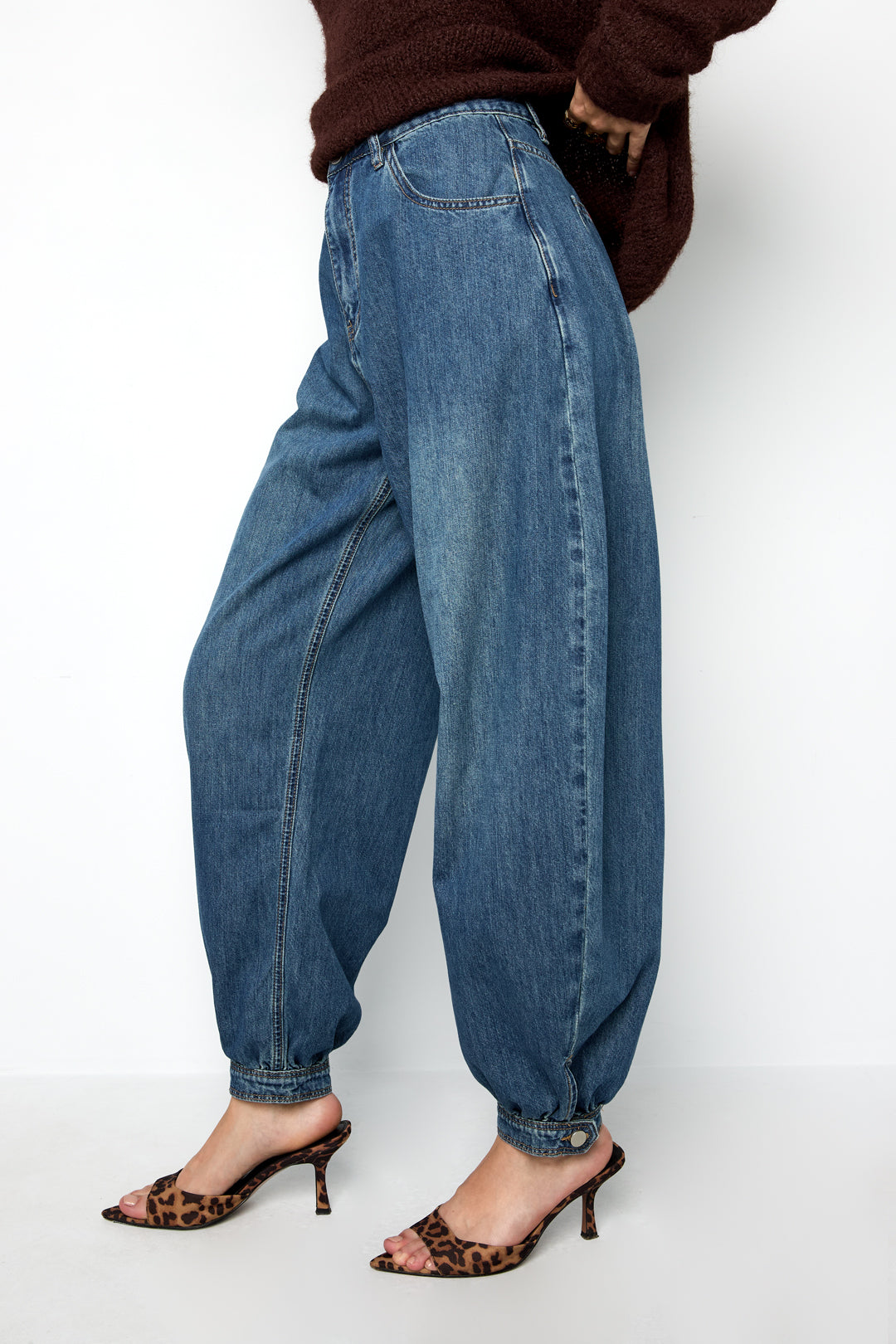 Balloon Jeans With Button End